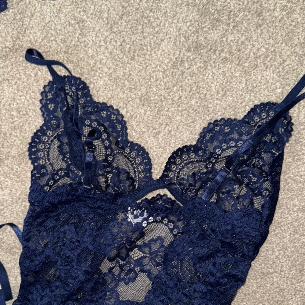 Elegant Lace Bodysuit in Navy Blue - Picture 5 of 8